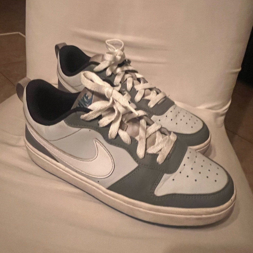 Nike Men's Gray and White Low-Top Sneakers